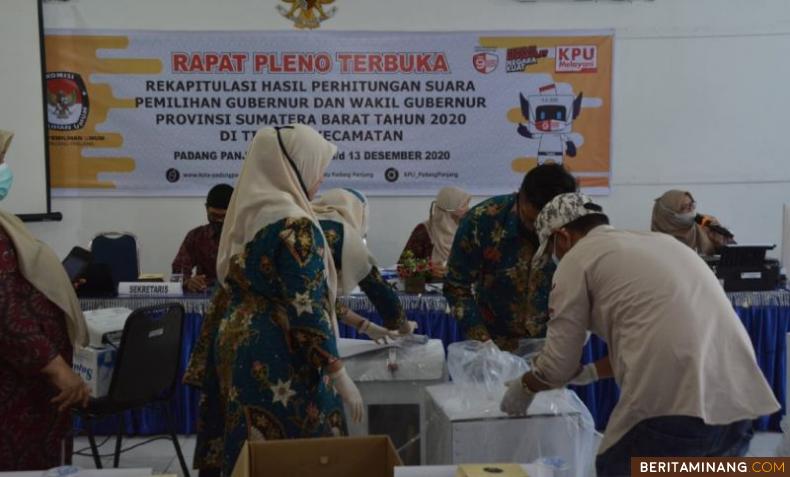 Suasana Rapat Pleno penghitungan suara Pilbup di sebuah kecamatan di Kota Padang Panjang.