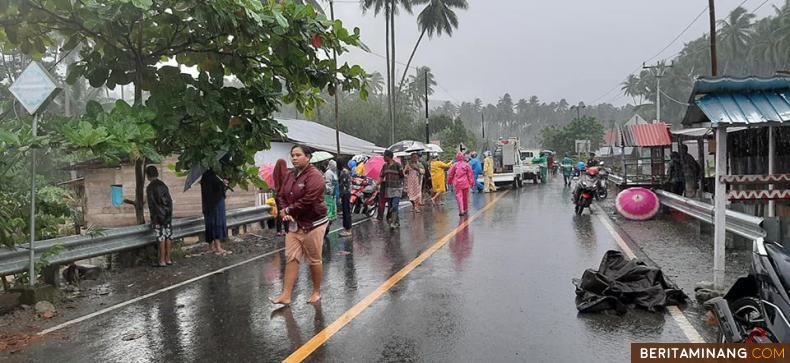 Warga Bolaang Mangondow Selatan menyelamatkan diri di jalan yang tinggi dari terjangan banjir bandang. Foto Humas BNPB