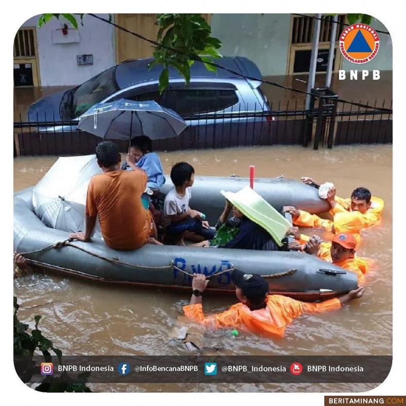 Petugas penyelamat sedang evakuasi warga akibat banjir di Jakarta. facebook BNPN