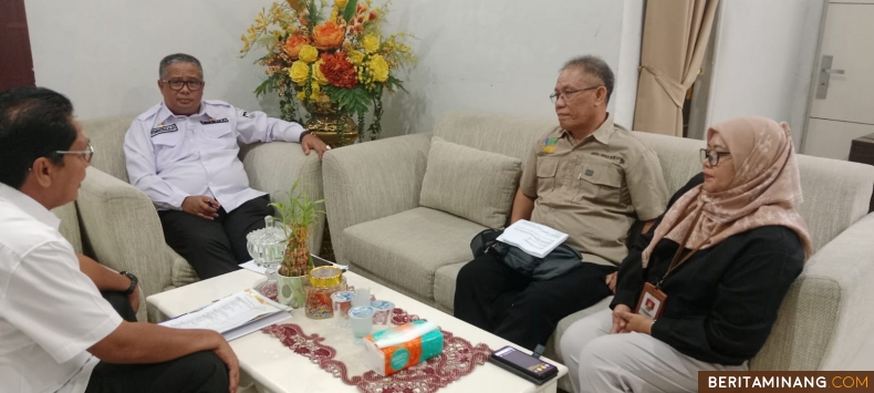 Sekdakab. Solsel Dr. H. Syamsurizaldi berdiskusi dengan pejabat Pemda Solsel, Tenaga Kesehatan terkait keberangkat bocah mengidap penyakit jantung sebelum berangkat ke Jakarta untuk berobat, Jumat (6/10/2023). Foto Diskominfo