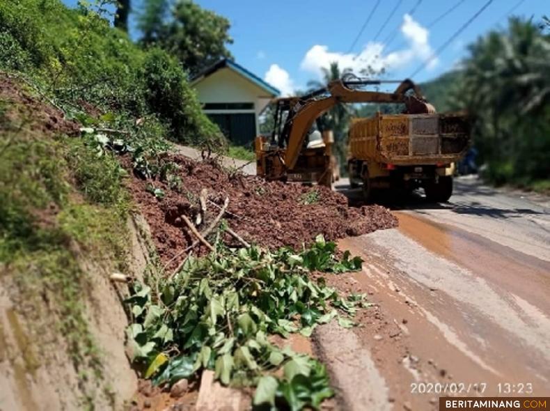 Tim BPBD Sawahlunto, mengerahkan alat berat dan dump truck membersihkan longsoran di jalan masuk SDN 07 Dusun Koto Desa Talago Gunung. Ist