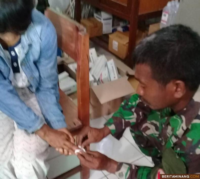 Tim medis saat menangani korban gempa Maluku. Foto Humas BNPB