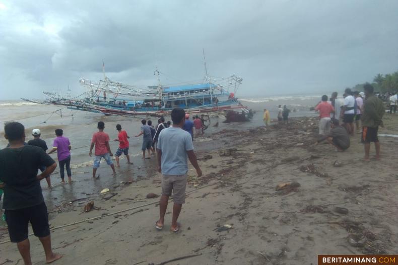 Para nelayan menyaksikan evakuasi kapal bagan yang naas di Perairan Selatan Pessel. Dok. BPBD Sumbar