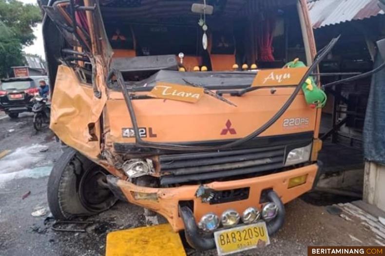 Bagian truk yang rusak akibat kecelakaan di Kayu Tanam, Padang Pariaman. Foto Suhanews