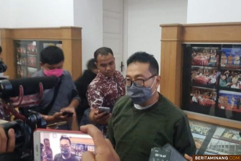 Jasman Rizal, Kepala Dinas Kominfo Sumbar selaku Juru Bicara Percepatan Penanganan Covid-19 Provinsi Sumatera Barat saat diwawancarai wartawan.
