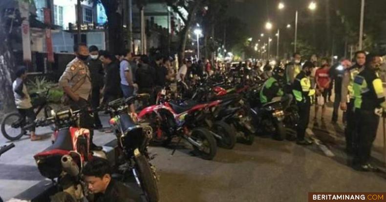 Ratusan personel Kepolisian Resor Kota Padang Dibantu unsur dari TNI, membubarkan aksi balap liar yang kerap terjadi di sepanjang Jalan Khatib Sulaiman pada Sabtu (30/1) malam hingga Minggu dini hari. Foto: Dok. Polresta Padang