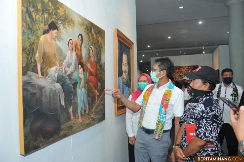 Gubernur Irwan Prayitno didampingi Kurator Muharyadi sedang melihat sebuh lukisan yang ditampilkan dalam pameran Seni Rupa realitas sosial bertema New Life di Galeri Taman Budaya Padang. Foto Humas Sumbar