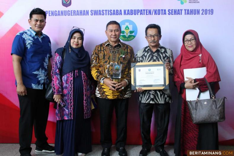 Walikota Ramlan Nurmatias foto bersama pejabat Pemko Bukittinggi usai menerima penghargaan. Humas Bukittinggi