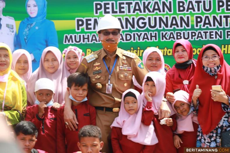 Bupati Hendrajoni foto bersama anak-anak Panti Asuhan Muhammadiyah usai peletakan batu pertama pembangunan panti di atas tanah yang dihibahkan Pemkab Pessel. Foto Humas Pessel