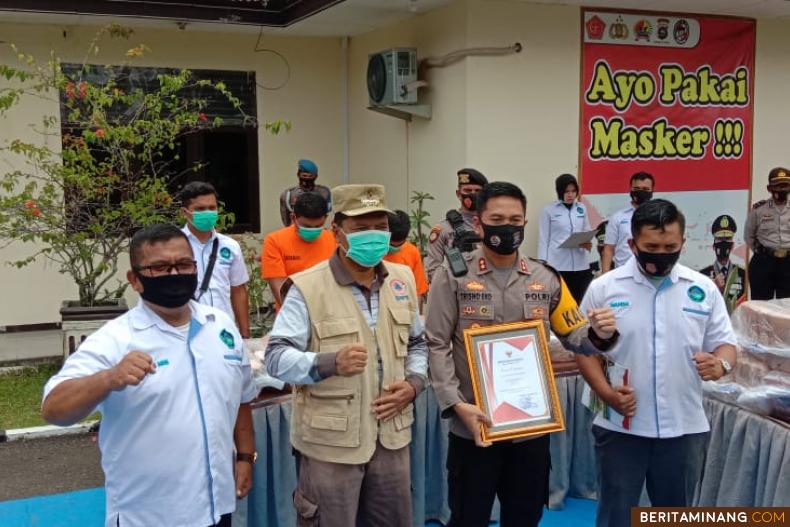 Bupati Irfendi Arbi Beri Penghargaan Kapolres Limapuluh Kota Dalam Memberantas Narkoba