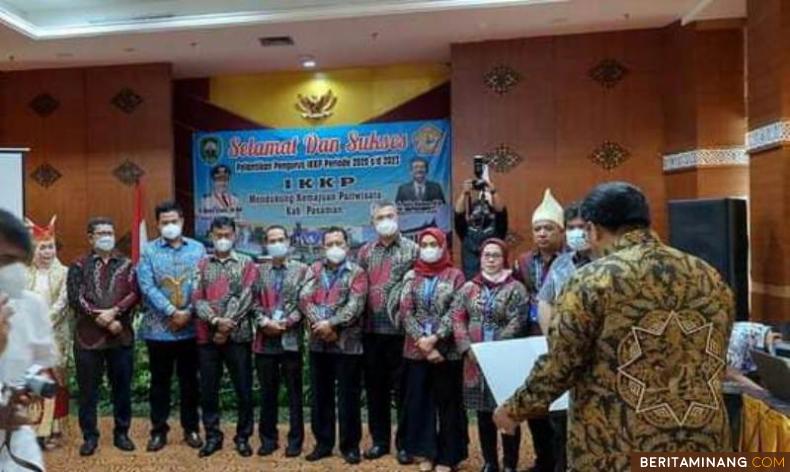 Bupati Pasaman Benny Utama saat melantik Dewan Pimpinan Pusat (DPP) Ikatan Keluarga Kabupaten Pasaman (IKKP) di Jakarta.