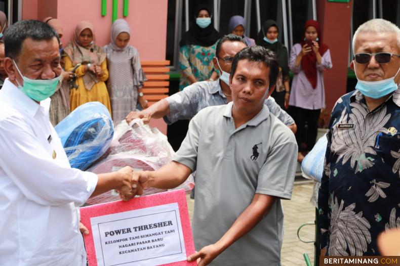 Bupati Pesisir Selatan, Drs. Rusma Yul Anwar, M.Pd., menyerahkan bantuan alat mesin tani (alsintan) kepada 10 kelompok tani dan Gabungan Kelompok Tani yang ada di Pesisir Selatan, Kamis (8/4).
