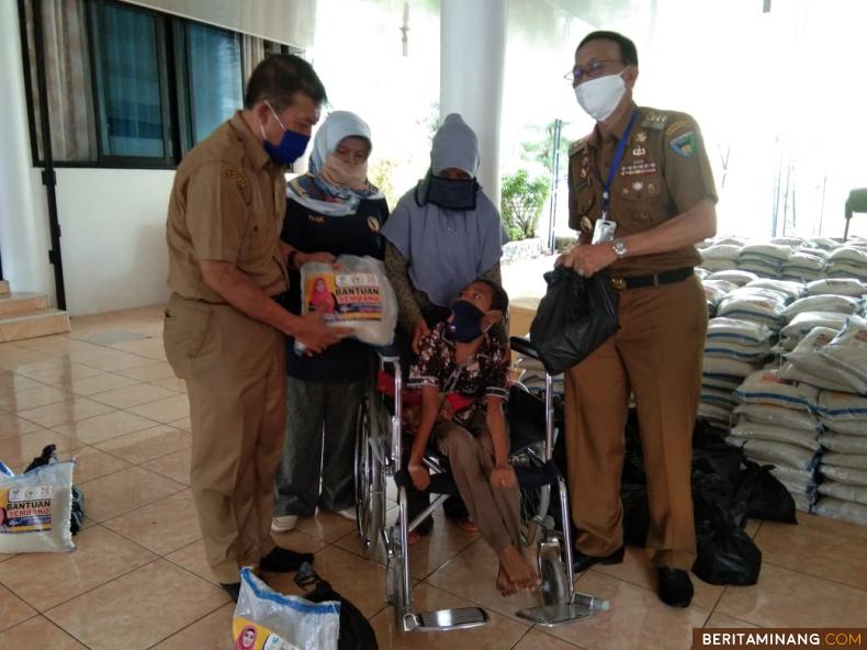 Raditia Kaum disabilitas menerima bantuan paket sembako dari Bupati Pesisir Selatan, Hendrajoni. Foto Humas Pessel