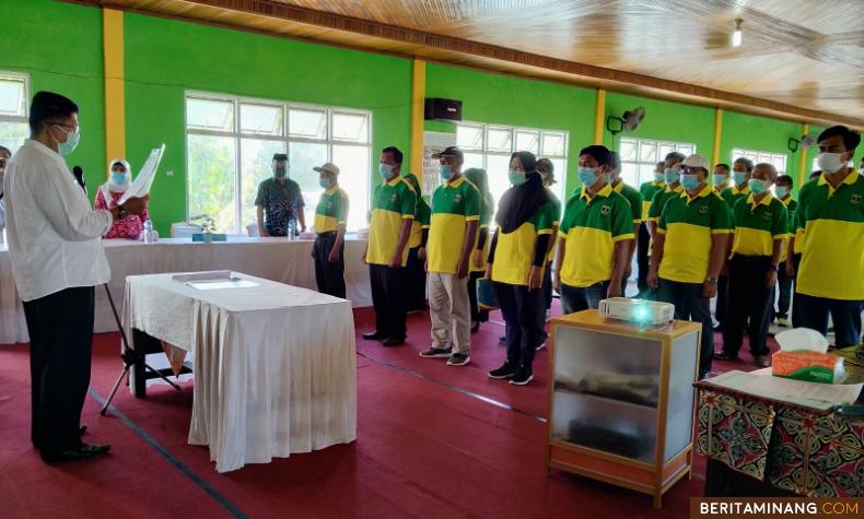 Bupati Pesisir Selatan diwakili Asisten I Setdakab, Muskamal mengukuhkan pengurus Komunitas Peduli Sungai Kambang Barat, Nagari Kambang Barat, Kecamatan Lengayang. Foto: Humas Pessel