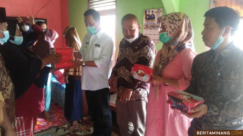 Bupati Pessel, Rusma Yul Anwar saat mengunjungi salah satu dari tiga KK yang tertimpa musibah, Kamis (29/7).