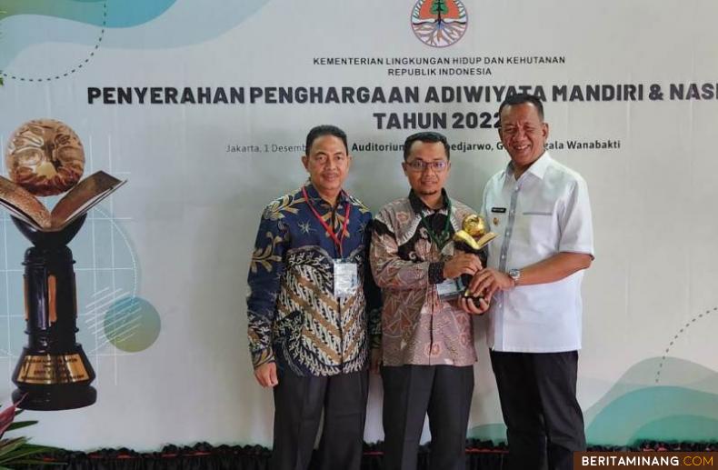 Bupati Pesisir Selatan Rusma Yul Anwar bersama penerima penghargaan Adiwiyata di Jakarta, Kamis (1/12/2022). Foto: Kominfo Pessel