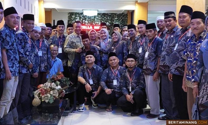 Bupati Rusma Yul Anwar saat menghadiri Bimtek Bamus di sebuah hotel di Bayang, Jumat (2/12/2022), Foto: Kominfo Pessel