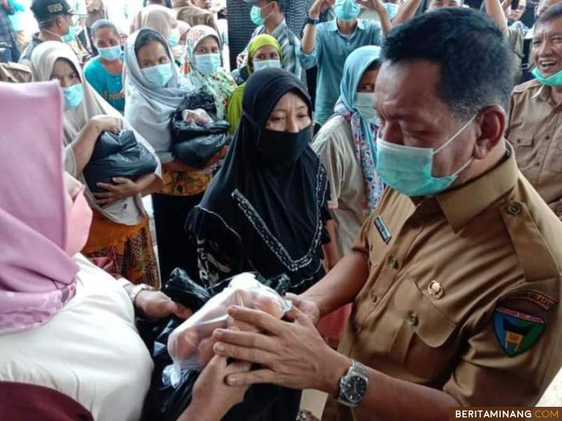 Bupati Pesisir Selatan (Pessel), Rusma Yul Anwar serahkan paket Sembako kepada masyarakat korban banjir di Rahul Tapan, Selasa (18/5).