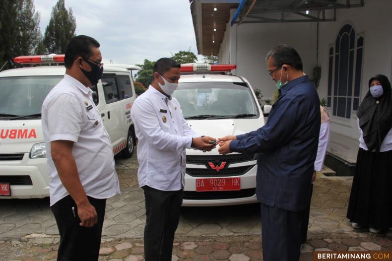 Bupati Solok Gusmal sedang memberikan kunci mobil ambulan kepada salah satu walinagari.