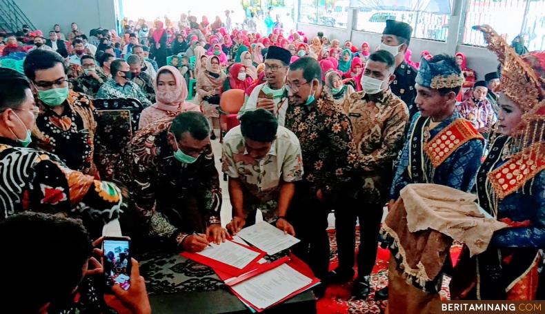Bupati Solok Gusmal saat teken SK Pengukuhan DPD PKKS Provinsi Riau di Pekanbaru. Foto Humas Kab Solok