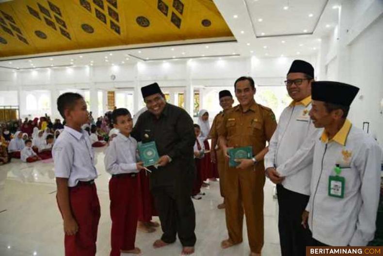 Bupati Padang Pariaman Suhatri Bur Serahkan Bantuan Untuk Murid SD, SMP. Foto Kominfo