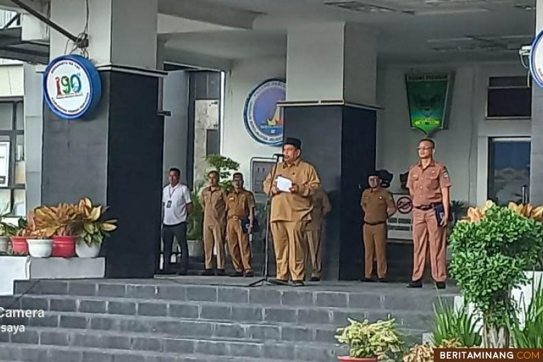 Suhatri Bur, Pimpin Apel Gabungan di Halaman Kantor Bupati, Senin 6 Maret 2023. Foto: Kominfo Padang Pariaman
