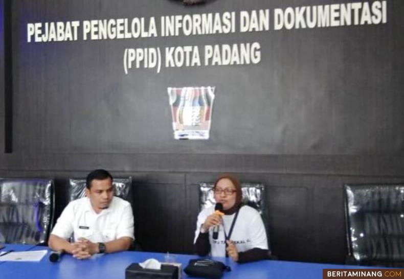 Nadia Anas dalam diseminasi informasi bersama Dinas Kominfo Padang di Ruang Media Center Balai Kota Padang. Humas Padang