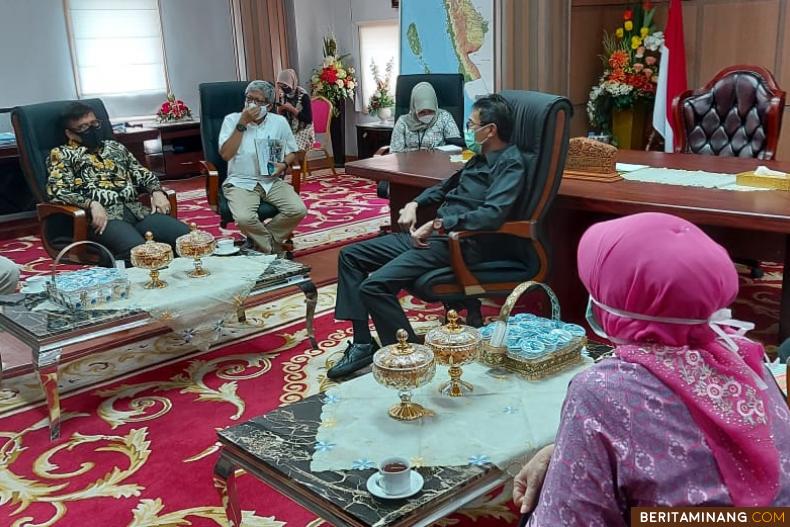 Gubernur Sumbar Irwan Prayitno ketika berdialog dengan Anggota Dewan Perwakilan Daeerah (DPD) RI Sumatera Barat. Foto Humas Sumbar
