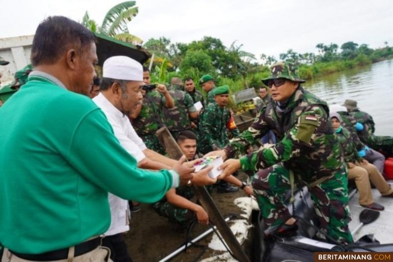 Danrem 032/Wbr Brigjen TNI Kunto Arief Wibowo membagikan Hand Sanitizer kepada masyarakat Kel. Kurao Pagang Kec. Nanggalo Padang. Foto Penrem 032