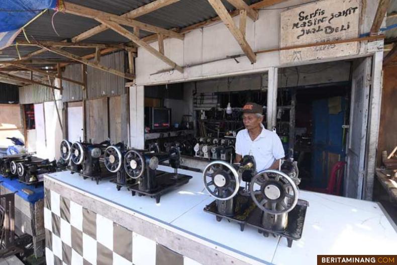 Pak Aziz, contoh eksisnya tukang service dan jual beli mesin jahit bekas di Padang Panjang.