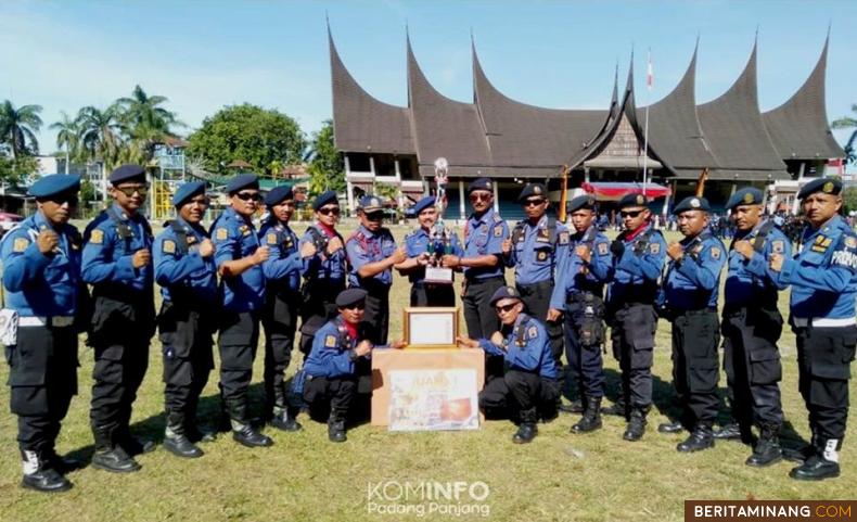 Tim Damkar Padang Panjang foto bersama usai menerima Piala Juara 1.