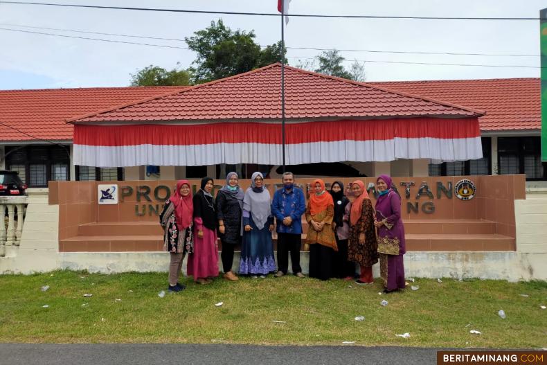 Dekan FBS Universitas Negeri Padang sebagai narasumber pelatihan pembuatan video perkuliahan berfoto bersama peserta pelatihan yang merupakan dosen Prodi Keperawatan FIK UNP di Kampus Pariaman.