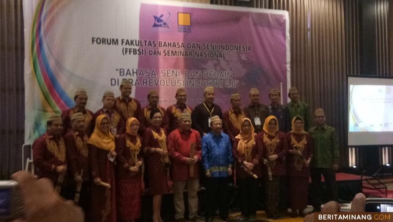Dekan FBS UNP Prof. Dr. Ermanto (paling kiri) bersama para sejawat Dekan FBS seluruh Indonesia. Ist