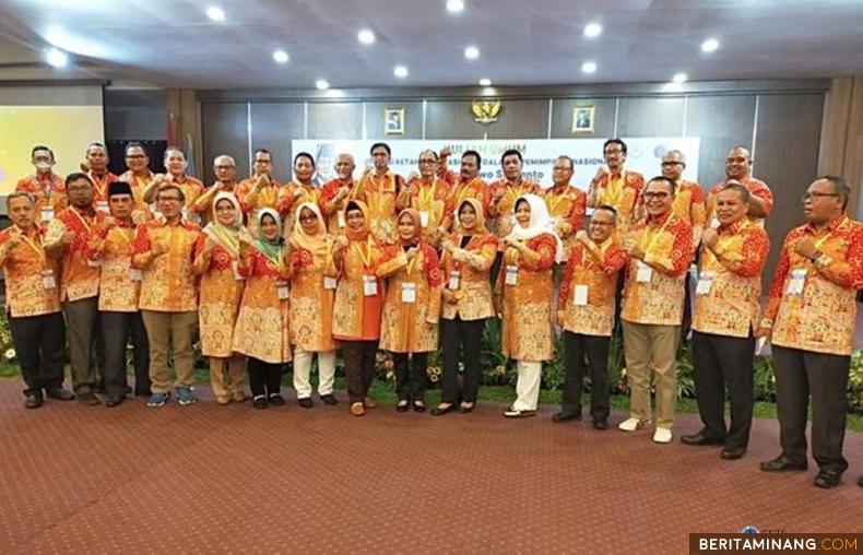 Dekan FIS UNP Dr. Siti Fatimah, M.Pd, M.Hum foto bersama para dekan FIS/IS se Indonesia.