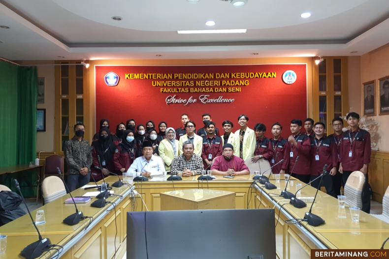 Dekan Prof. Ermanto Lantik Pengurus BEM Fakultas Bahasa dan Seni UNP Periode 2022/2023 pada Rabu (25/5) bertempat di ruang sidang FBS Kampus UNP Air Tawar Padang.