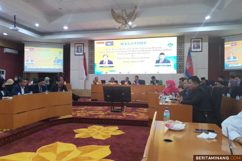 Delegasi Kamboja hadir di Universitas Negeri Padang yang disambut oleh Rektor Prof. Ganefri, Ph.D. pada Selasa (1/8) bertempat di ruang sidang Senat Kampus UNP Air Tawar Padang. Foto ET.