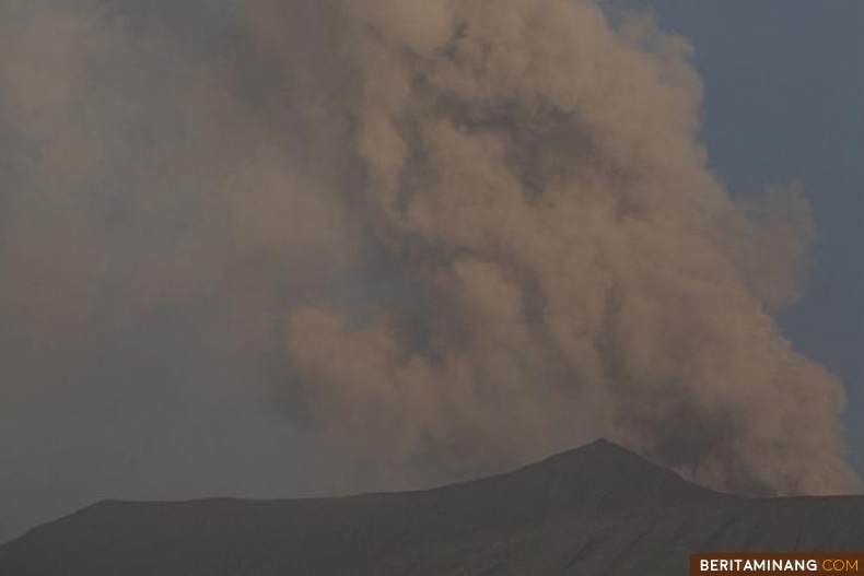 Erupsi Gunung Marapi. Foto: Adi Prima/Beritaminang