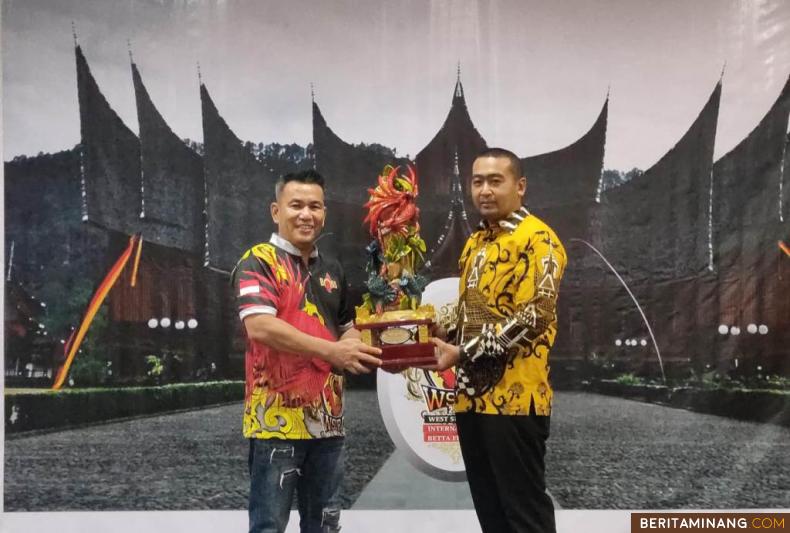 Wakil Gubernur Sumatera Barat Audy Joinaldy, membuka West Sumatera Internasional Betta Festival (WSIBF) 2022 di Gedung Himpunan Tjinta Teman (HTT), Padang, Minggu (5/11/22). Foto: Kominfotik Sumbar