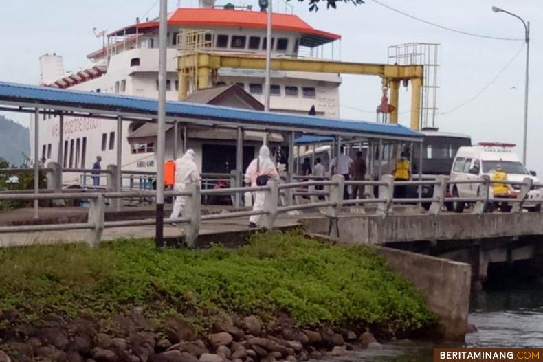 Petugas kesehatan dengan baju khusus azmat mendatangi KMP Ambu-Ambu di Pelabuhan Bungus Padang guna evakuasi penumpang dan ABK yang diduga kontak pasien positif Covid-19 di Mentawai. Ist