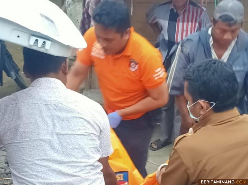 Petugas Polres Padang Panjang saat mengevakuasi jenazah ayah yang mati ditangan anak kandungnya di Panyalaian. Dok Polres Pdg Panjang