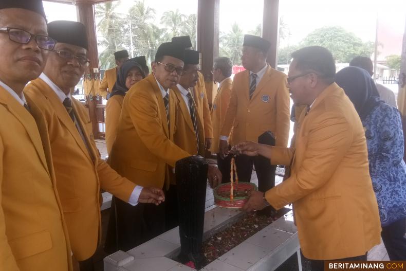 Dalam rangkaian kegiatan Dies Natalis Ke-65 UNP, Rektor Universitas Negeri Padang, Prof Ganefri, Ph.D. dan pimpinan universitas dan fakultas melakukan ziarah ke makam almarhum Mahaputra Prof. Muhammad Yamin di Talawi Sawahlunto.