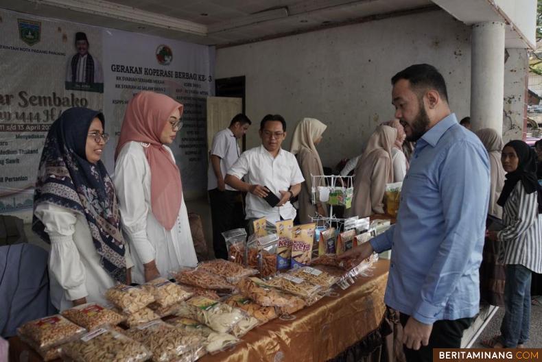 Wako Fadly saat meninjau langsung kegiatan Bazar Sembako Ramadan ini, Rabu (12/4/2023). Foto: Kominfo Padang Panjang