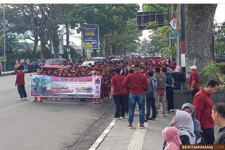Diikuti 2500 peserta,Sekdako Bukittinggi lepas peserta gerakjalan santai kerukunan yang digelar kantor Kemenag.Bukittinggi Sabtu,(14/01). Foto : Dok Kemenag Bkt