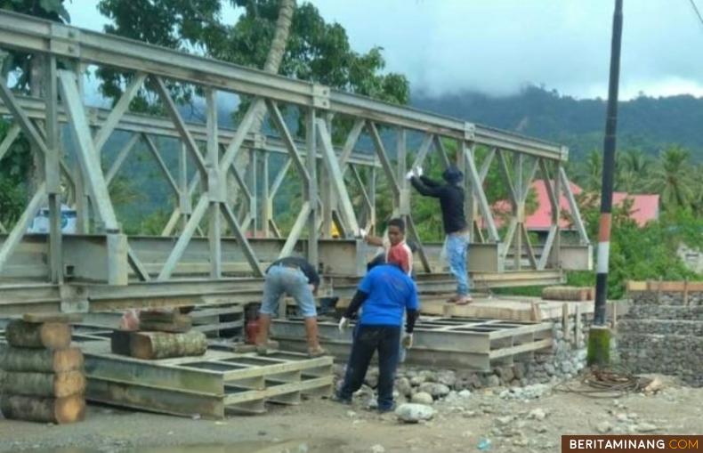 Jembatan Darurat Sungai Pangkua KPGD Solsel saat dikerjakan Dinas PUPR. Humas Solsel