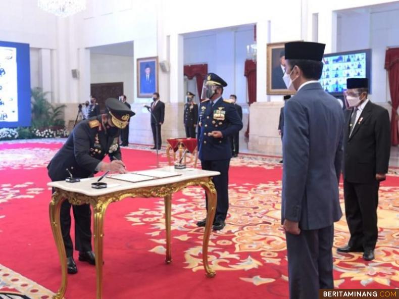 Jenderal Pol Listyo Sigit Resmi saat tandatangan berita acara pelantikan jadi Kapolri disaksikan Presiden Jokowi. Foto: tribratanews