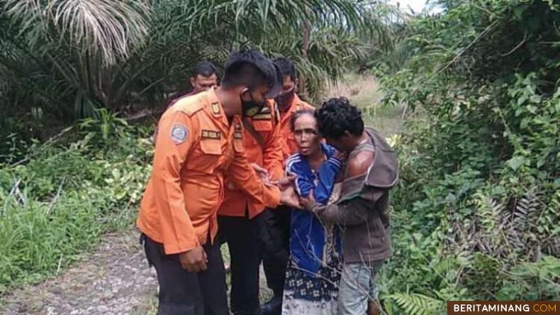 Nenek yang dilaporkan hilang akhirnya ditemukan selamat. Foto: IG Basarnas Pasaman