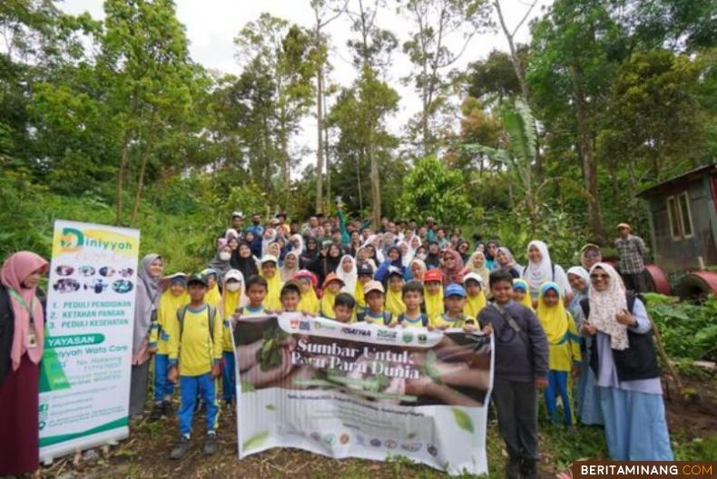 Peserta tanam pohon di Padang Panjang foto bersama usai kegiatan, Sabtu (28/1/2023). Foto: Kominfo Padang Panjang