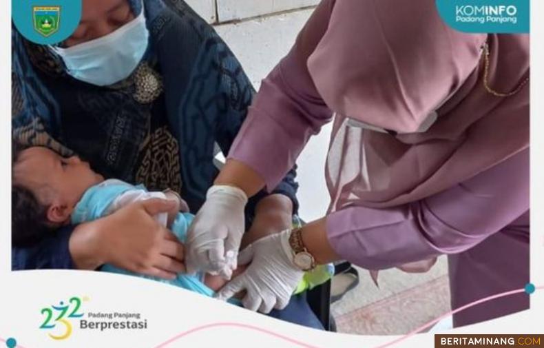 Kegiatan imunisasi campak yang dilakukan Dinas Kesehatan Padang Panjang, Rabu (25/1/2023). Foto: Kominfo Padang Panjang