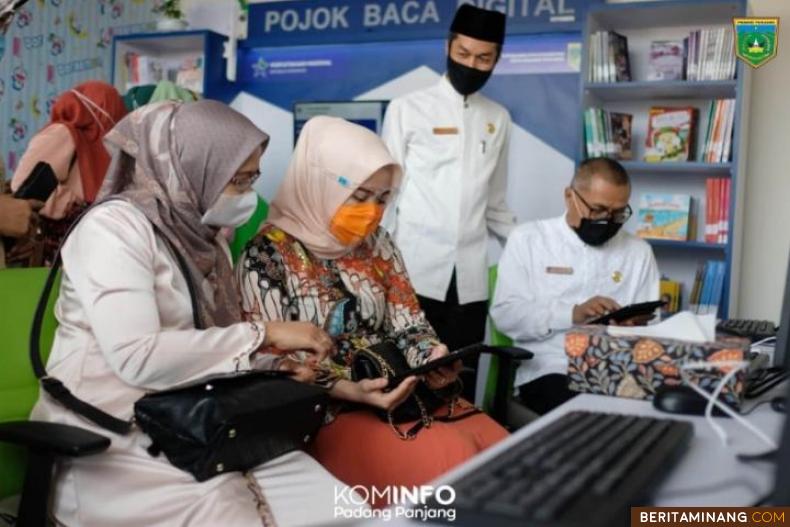 Bunda Literasi Padang Panjang, dr. Dian Puspita Fadly Amran, Sp. JP saat meresmikan penggunaan Pojok Baca Digital (Pocadi).