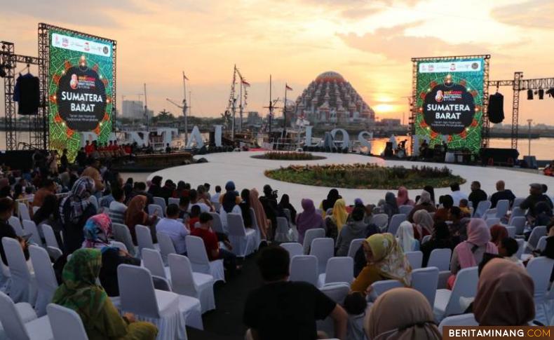 Ribuan Pengunjung saat saksikan Atraksi Seni Budaya Minangkabau di Makassar International Eight Festival, Jumat (9/9/2022). Foto: Kominfotik Sumbar